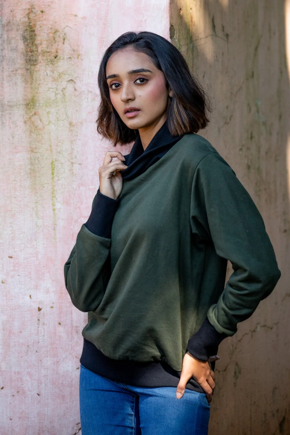 Bea Turtle Neck Pullover - Olive Green