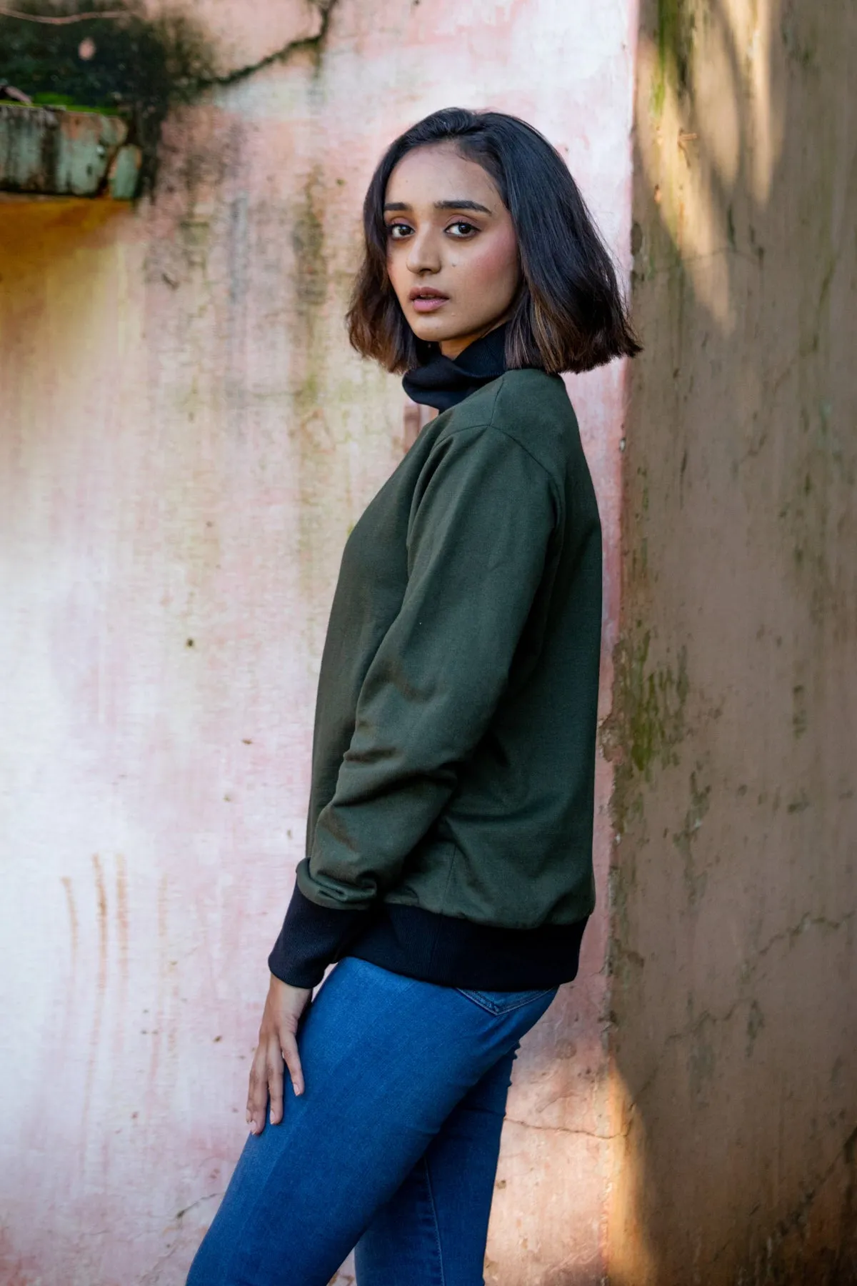 Bea Turtle Neck Pullover - Olive Green