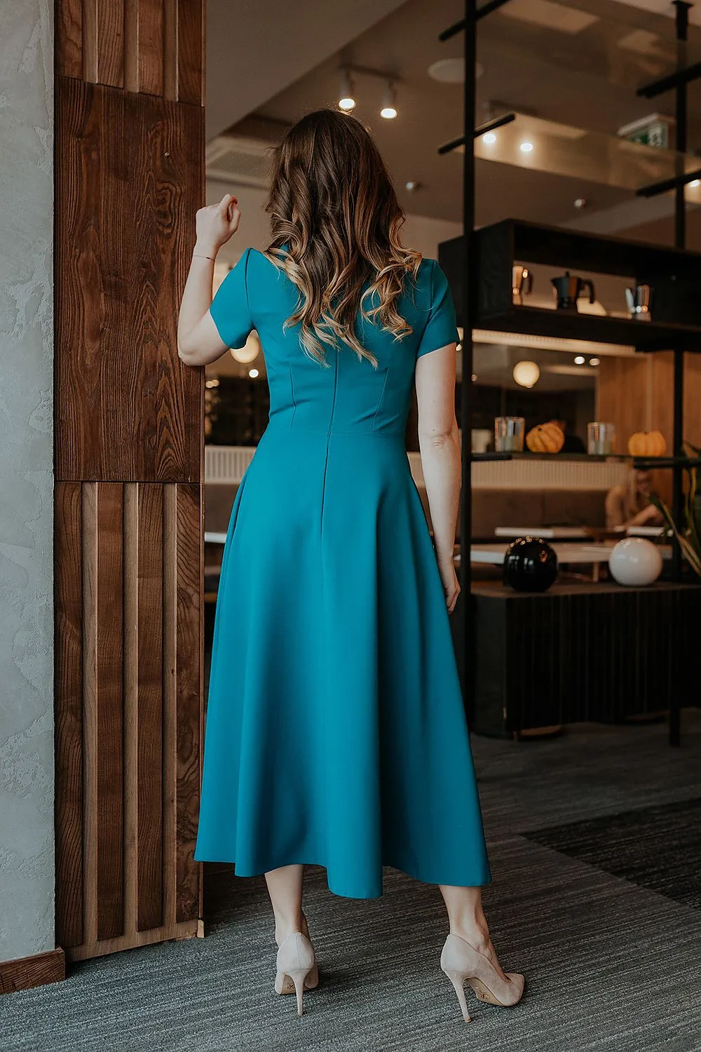 Elegant Midi Dress with Flared Sleeves and Hidden Zipper