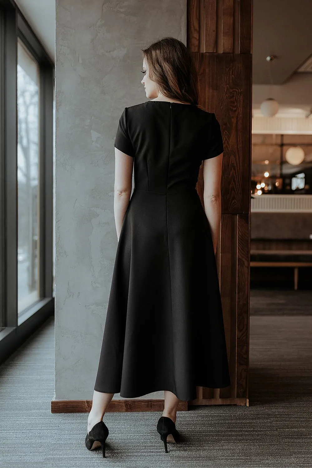 Elegant Midi Dress with Flared Sleeves and Hidden Zipper